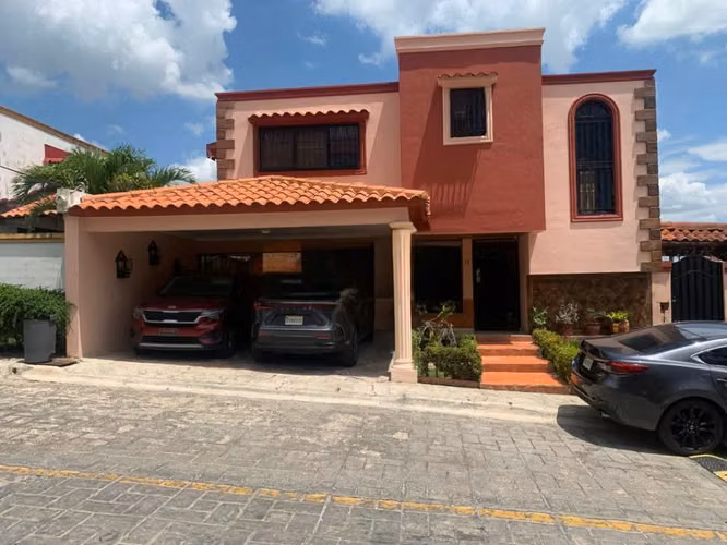 VENDO Casa De 2 Niveles Con PANELES SOLARES En Altos De Arroyo Hondo Detrás De La Embajada Americana