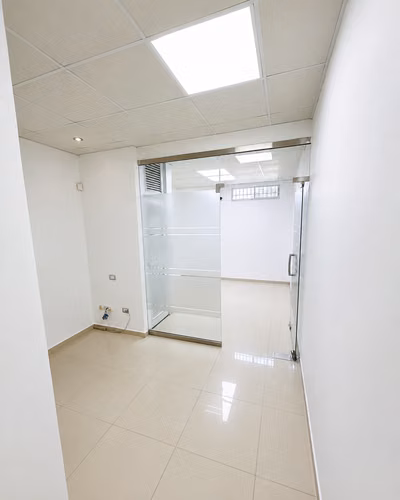 Local / Oficina de 30 m² en Plaza Zona Rosa, Santiago – 1er nivel