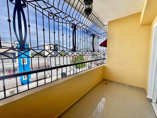 Apartamento en Venta en Ensanche Ozama con Cocina Remodelada y Amplio Balcón