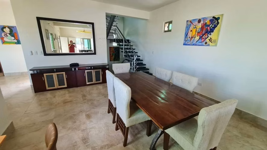 Dueño alquila villa a largo plazo