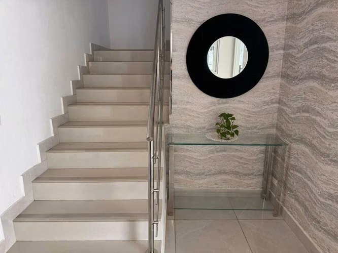 Apartamento en venta con amplia terraza .