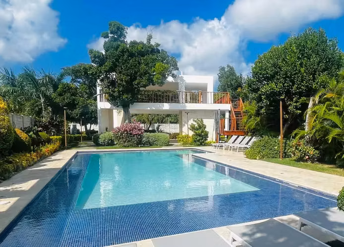 Hermosa casa tipo villa de 3 habitaciones de 2 niveles, con piscina en Punta Cana