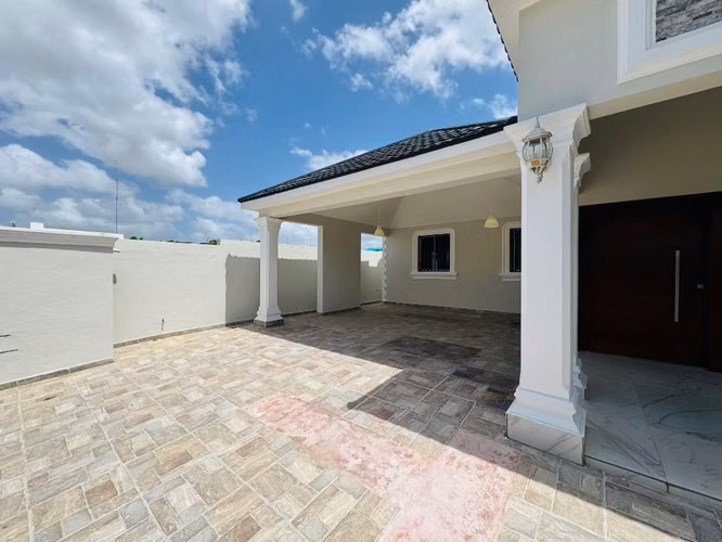 Se alquila casa sola en residencial cerrado gurabo