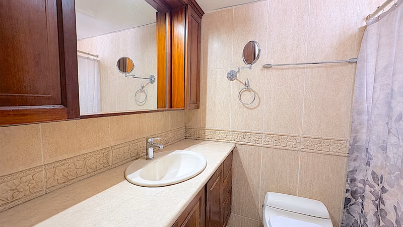 En Evaristo Morales Apartamento en Alquiler de Tres Habitaciones US$1,350. - Imagen 5