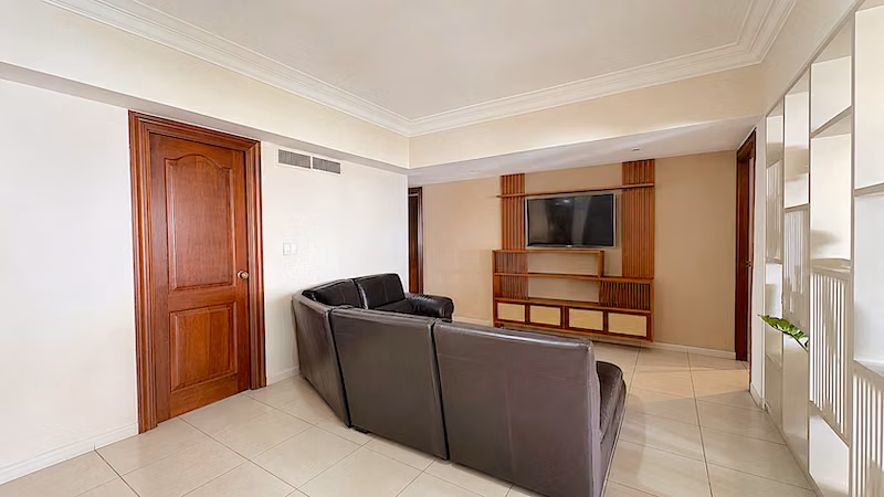 En Evaristo Morales Apartamento en Alquiler de Tres Habitaciones US$1,350. - Imagen 3