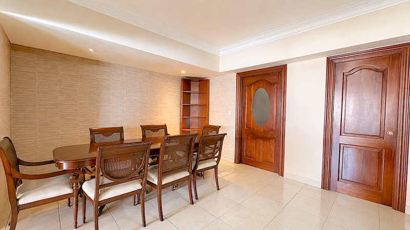 En Evaristo Morales Apartamento en Alquiler de Tres Habitaciones US$1,350. - Imagen 4