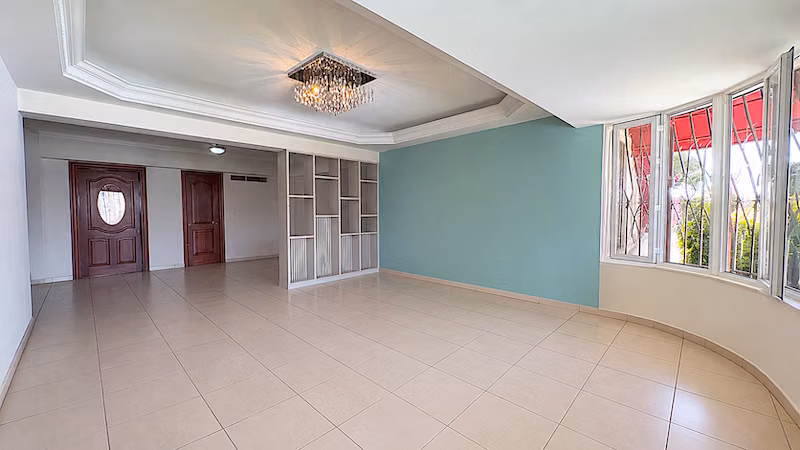 En Evaristo Morales Apartamento en Alquiler de Tres Habitaciones US$1,350.