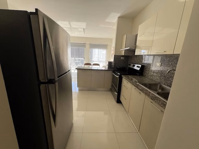 En Paraiso Apartamento Amueblado de Dos Habitaciones y Balcón con vista despejada. - Imagen 3
