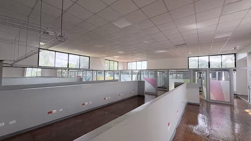 Edificio en Alquiler en Arroyo Hondo para oficina. 900 m2 construccion - 31 parqueos