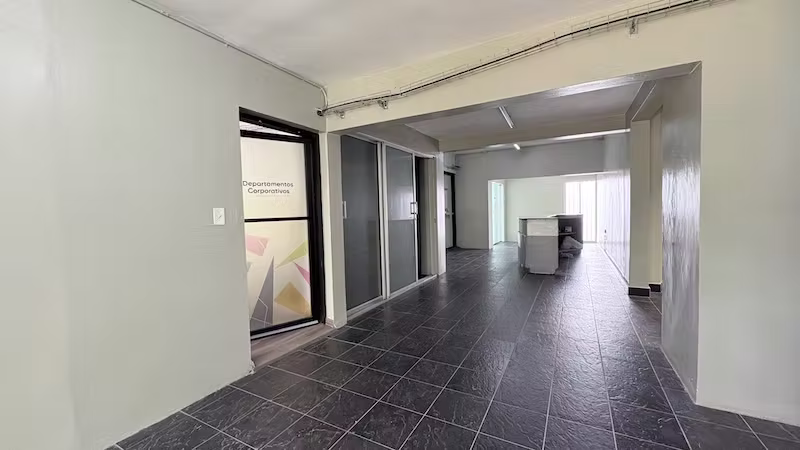 Edificio en Alquiler en Arroyo Hondo para oficina. 900 m2 construccion - 31 parqueos
