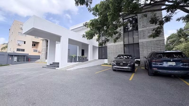 Edificio en Alquiler en Arroyo Hondo para oficina. 900 m2 construccion - 31 parqueos