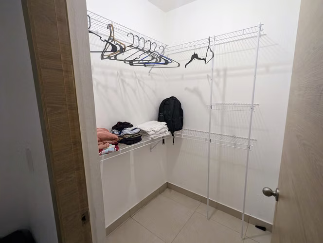 Airbnb-Ready | 3 Hab. + 3.5 Baños | Patio Privado | 1er Piso | 2 Parqueos | 1 Esquina de la Avenida España.