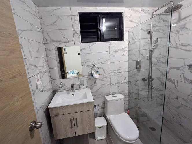Airbnb-Ready | 3 Hab. + 3.5 Baños | Patio Privado | 1er Piso | 2 Parqueos | 1 Esquina de la Avenida España.