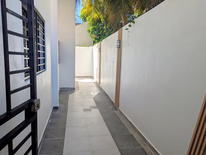 Airbnb-Ready | 3 Hab. + 3.5 Baños | Patio Privado | 1er Piso | 2 Parqueos | 1 Esquina de la Avenida España.