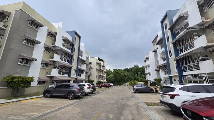 Apartamento en la Republica de colombia, 2do nivel con 3 parqueos, Altos de colombia.