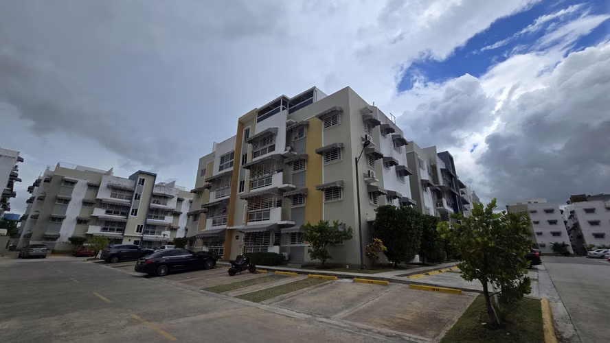 Apartamento en Altos de Colombia, 2do nivel con 3 parqueos titulados, en la Republica de colombia
