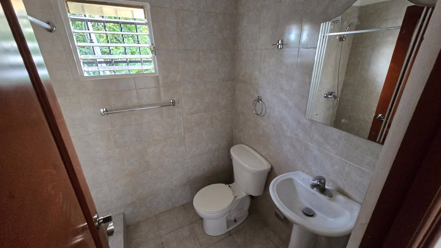 Apartamento en Residencial Carmen Renata, 3er nivel con 3 habitaciones y 2 baños.  - Imagen 2