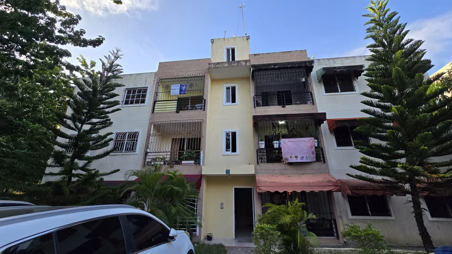 Apartamento en Residencial Carmen Renata, 3er nivel con 3 habitaciones y 2 baños. 
