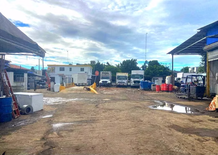 Solar comercial de esquina con naves en venta – Santo Domingo Este