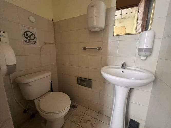 Local en Alquiler en Evaristo Morales, segundo nivel con 3 parqueos - Imagen 3
