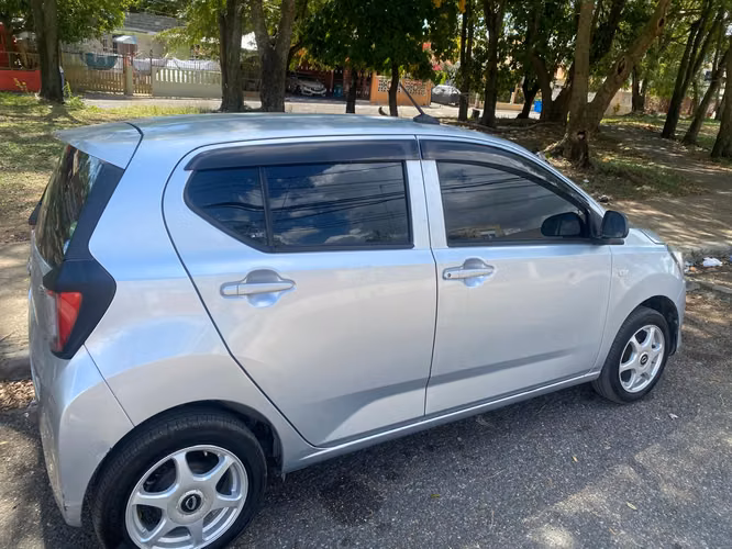 Daihatsu mira gris 2019