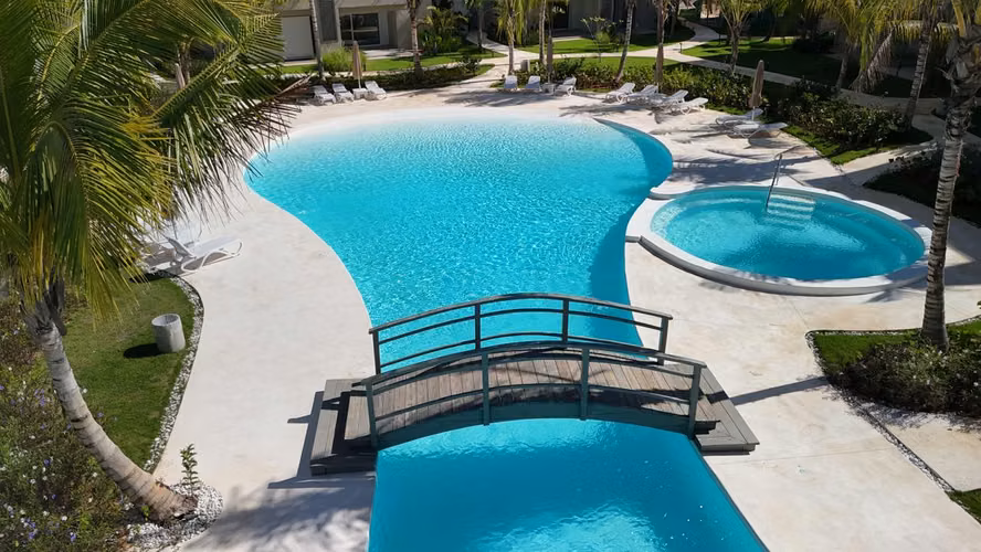 Vive el Lujo Frente a la Piscina y a Pasos del Mar- Dominicus