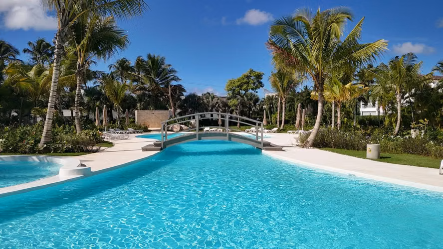Vive el Lujo Frente a la Piscina y a Pasos del Mar- Dominicus