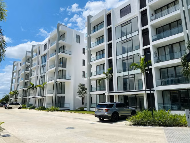 Amplio Apartamento de Lujo con 3 Habitaciones, Piscina, Gym y Línea Blanca Disponible para Alquiler en Cerro Hermoso!