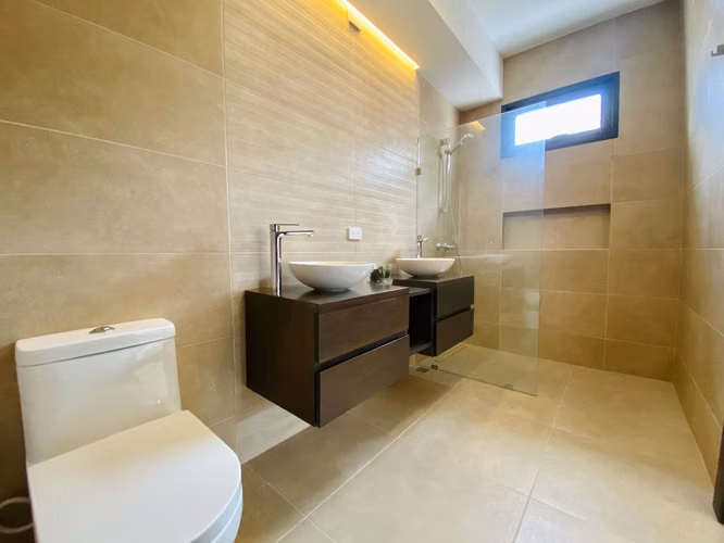 Amplio Apartamento de Lujo con 3 Habitaciones, Piscina, Gym y Línea Blanca Disponible para Alquiler en Cerro Hermoso!