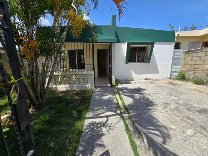 Casa en Venta en Residencial Prados de Pantoja   Ubicado en la Av. Isabela, Santo Domingo Oeste.