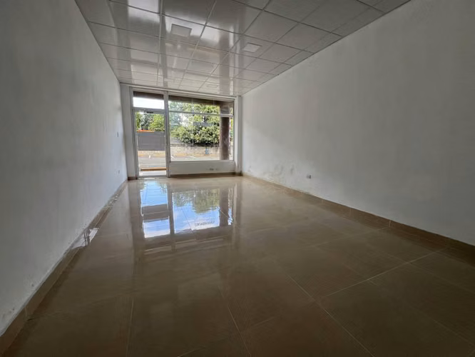 Local for rent in eastern area in square with parking lot