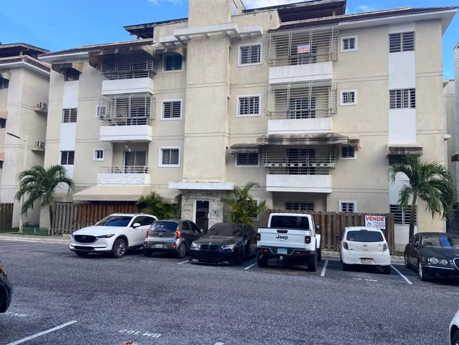 Apartamento 3er. Nivel en Res. Nuevas Terrazas Avenida Monumental de tres habitaciones