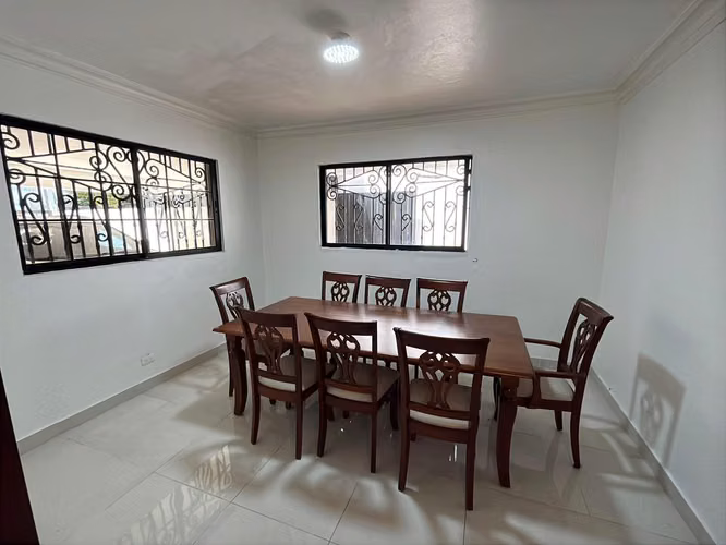 LOS CACICAZGOS: Amplia casa ubicada en una calle tranquila, ideal para uso residencial o comercial*, con 9 habitaciones