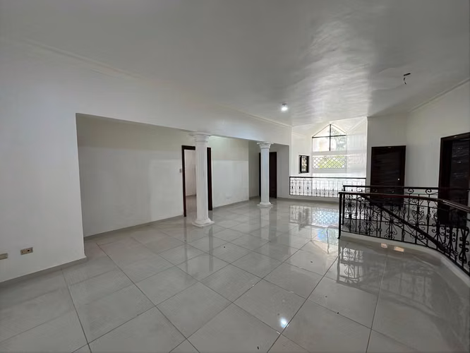 LOS CACICAZGOS: Amplia casa ubicada en una calle tranquila, ideal para uso residencial o comercial*, con 9 habitaciones