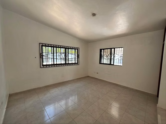 LOS CACICAZGOS: Amplia casa ubicada en una calle tranquila, ideal para uso residencial o comercial*, con 9 habitaciones