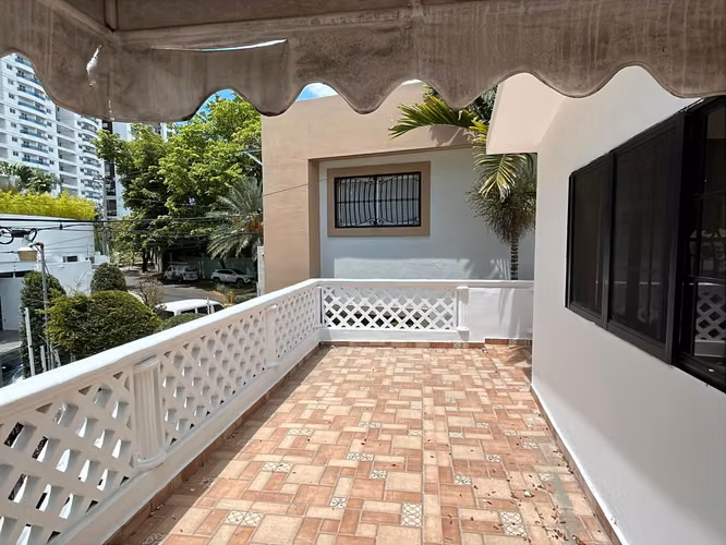 LOS CACICAZGOS: Amplia casa ubicada en una calle tranquila, ideal para uso residencial o comercial*, con 9 habitaciones