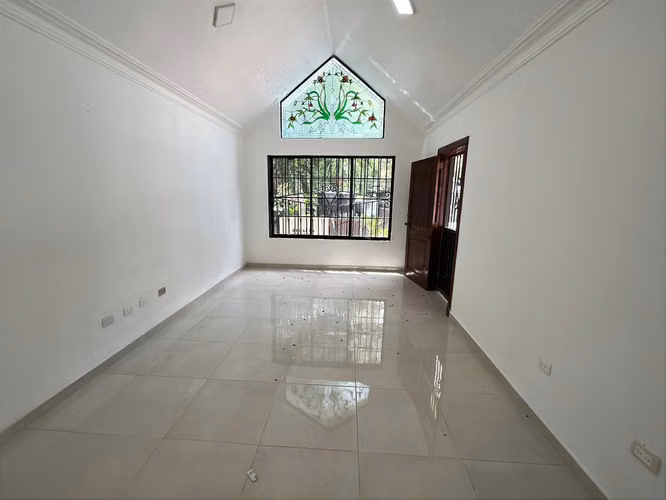LOS CACICAZGOS: Amplia casa ubicada en una calle tranquila, ideal para uso residencial o comercial*, con 9 habitaciones