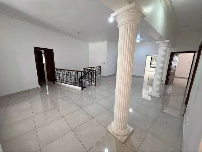 LOS CACICAZGOS: Amplia casa ubicada en una calle tranquila, ideal para uso residencial o comercial*, con 9 habitaciones