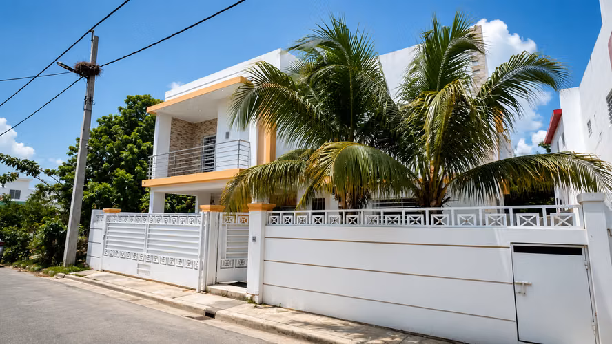 Hermosa Casa de 2 Niveles ubicada en el Residencial Las Orquídeas La Romana