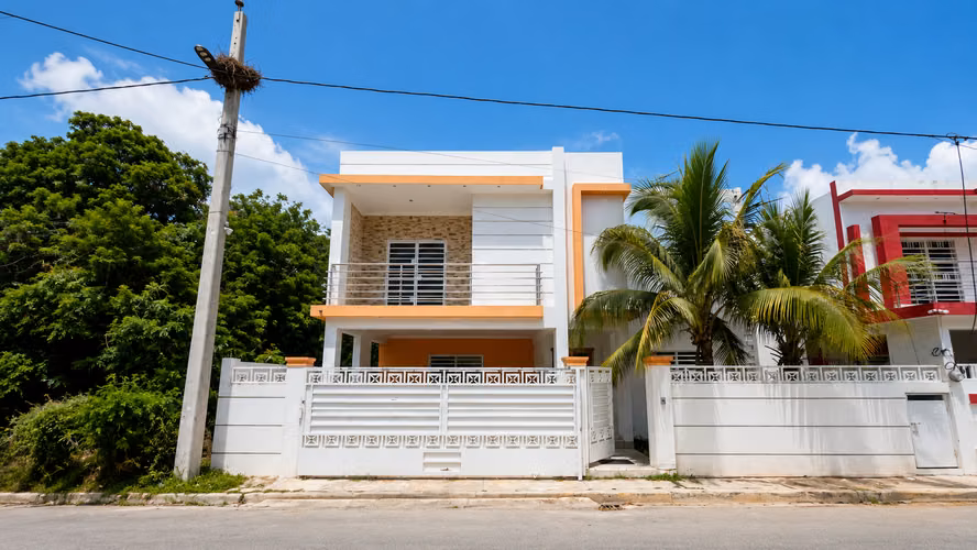 Hermosa Casa de 2 Niveles ubicada en el Residencial Las Orquídeas La Romana - Imagen 2