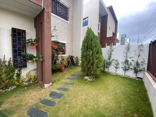 Amplia y moderna casa en Colinas del Oeste