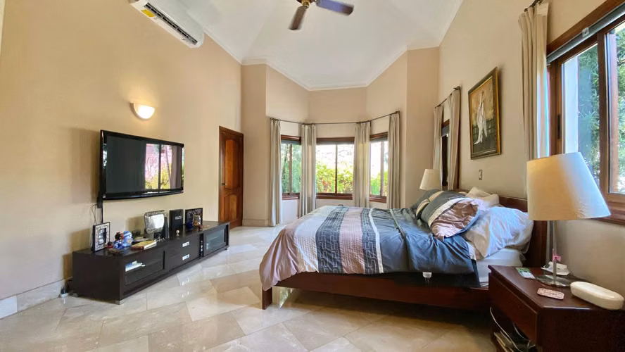 Vendo Imponente Mansión en Cuesta Hermosa II, 5 HABS., 1,000 Mts.2, Patio, Piscina, REBAJADA - Imagen 6