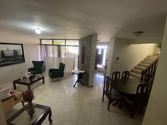 Casa de 2 Niveles en Los Restauradores | Elegancia y Confort Familiar
