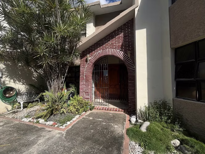 Casa familiar de dos niveles, con piscina y jardin, dentro de una urbanización - Imagen 4