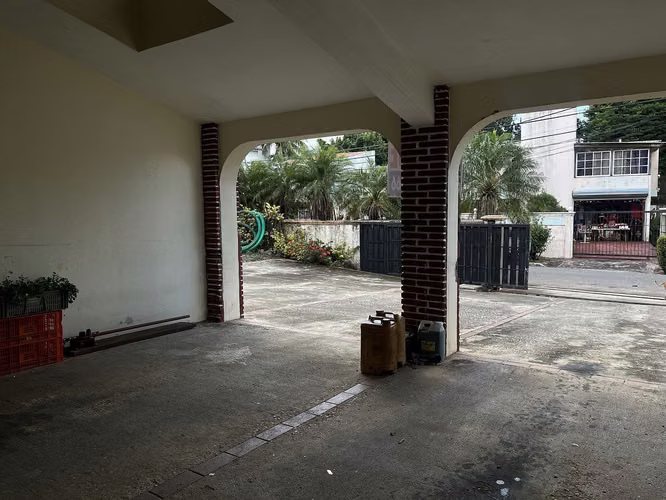 Casa familiar de dos niveles, con piscina y jardin, dentro de una urbanización - Imagen 3