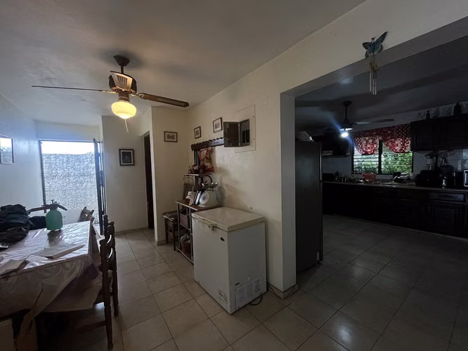 Casa familiar de dos niveles, con piscina y jardin, dentro de una urbanización - Imagen 5