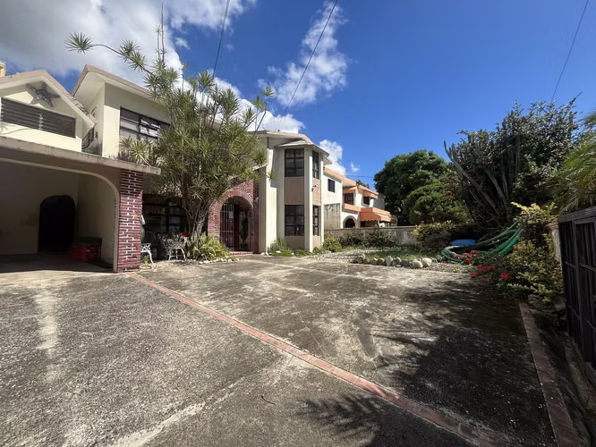 Casa familiar de dos niveles, con piscina y jardin, dentro de una urbanización - Imagen 1