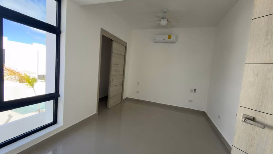 Moderno Loft en Punta Cana con Dos Niveles y Patio Privado – Línea Blanca Incluida