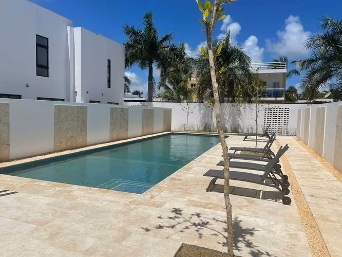 Moderno Loft en Punta Cana con Dos Niveles y Patio Privado – Línea Blanca Incluida