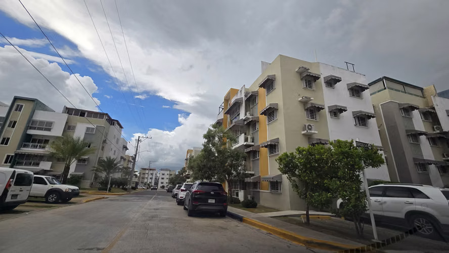 Apartamento 2do nivel con 3 paqueos, en Altos de Colombia, Republica de Colombia